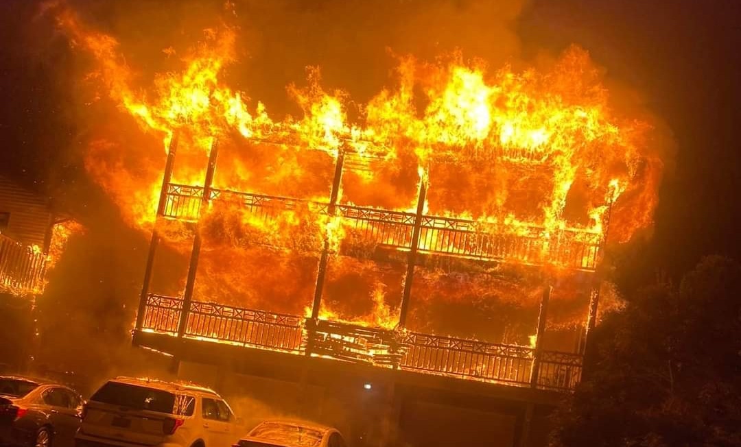 BREAKING | Fire engulfs multiple homes in Dewey Beach