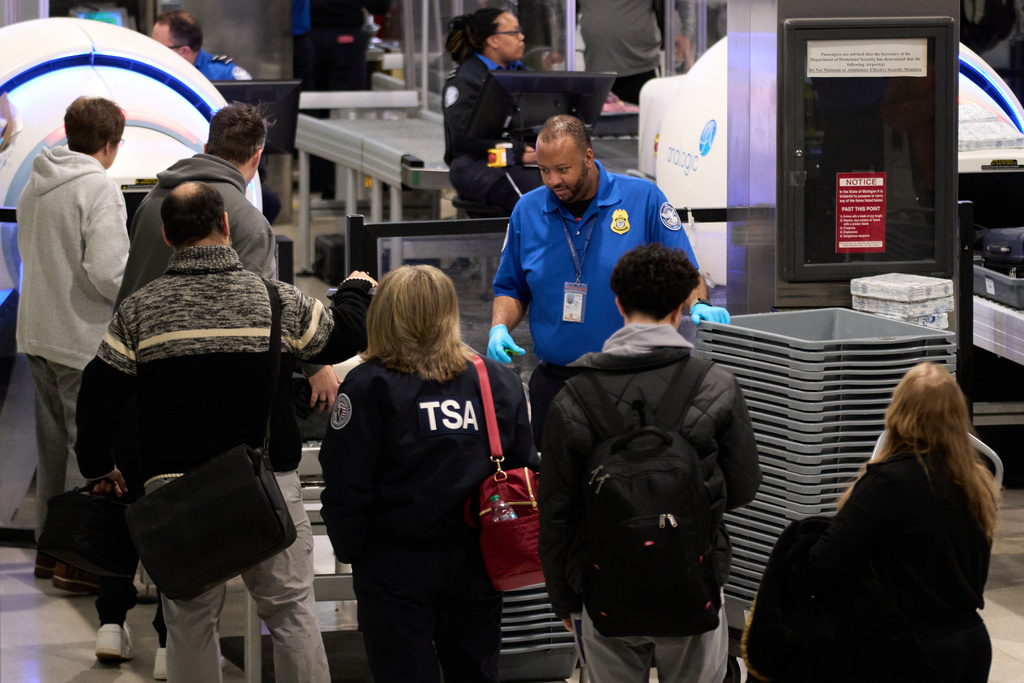 Airport Security Workers Continue Jobs Without Paychecks During Government Shutdown