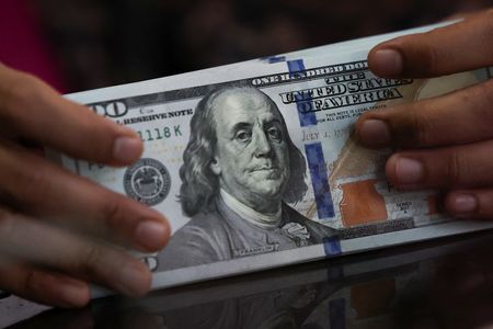 US Dollar Maintains Strength as Investors Eye Fed Meeting Minutes, GDP Data