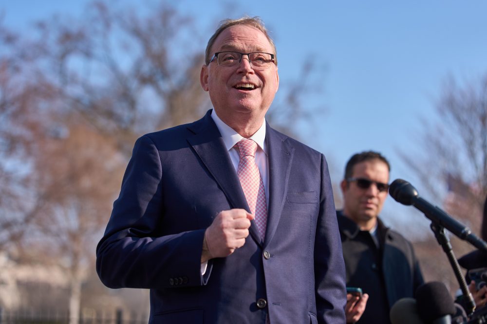 White House Economic Advisor Calls for Fed Punishment Over Tariff Research