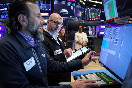 Wall Street Futures Drop as Walmart Issues Cautious Forecast