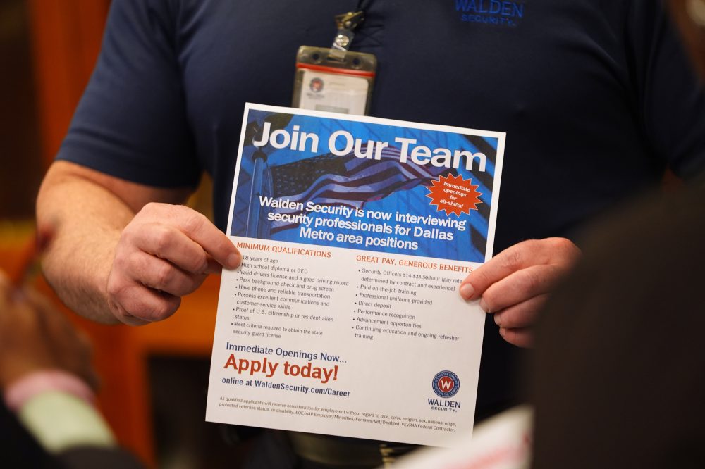 Weekly Unemployment Claims Drop to 206,000 as Job Market Shows Mixed Signals