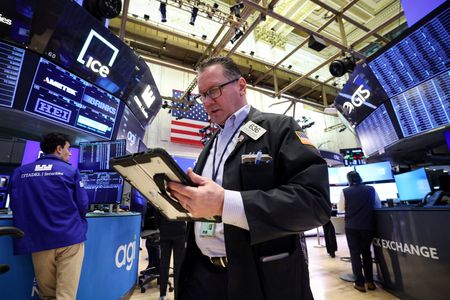 Stock Market Futures Fall as Economic Growth Disappoints, Inflation Rises