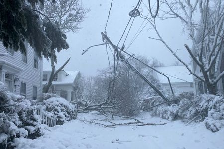 Massive Northeast Storm Grounds Over 8,000 Flights, Travel Chaos Continues