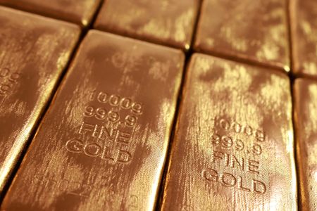Gold Prices Drop as Strong Dollar Overshadows Trade and Iran Tensions