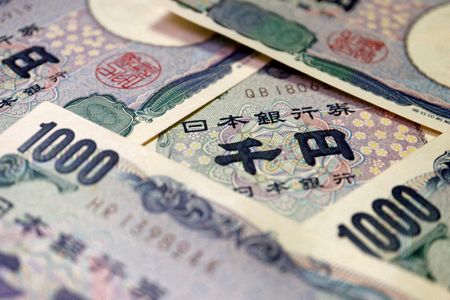 Japanese Yen Weakens as Political Tensions Rise Over Interest Rate Policy