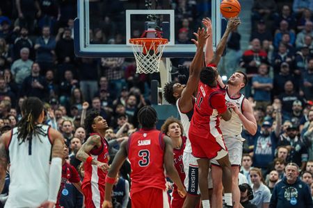 Sixth-Ranked UConn Crushes St. John’s 72-40 in Dominant Performance