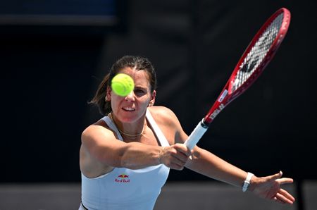 Top Tennis Seeds Eliminated in Major Upsets at Mexican Tournament