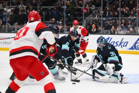 Seattle Goalie Daccord Stops Hurricanes’ Hot Streak in 2-1 Victory