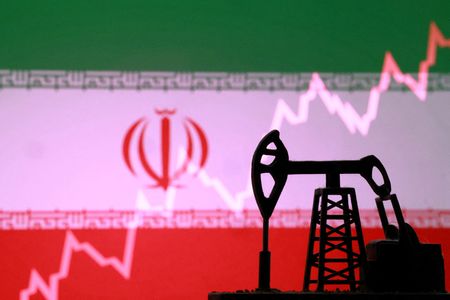 Oil Prices Drop Amid Possible US Market Intervention, Russian Purchase Waivers