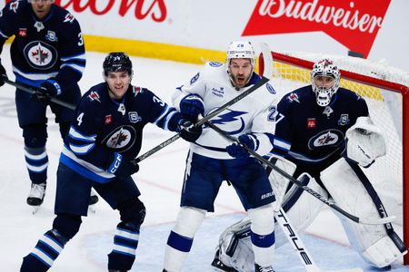 Jets Goalie Hellebuyck Outduels Lightning’s Vasilevskiy in 4-1 Victory