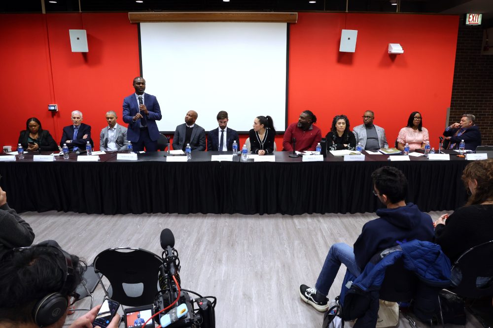Illinois Faces Historic Congressional Turnover as Nearly 60 Candidates Vie for Open Seats