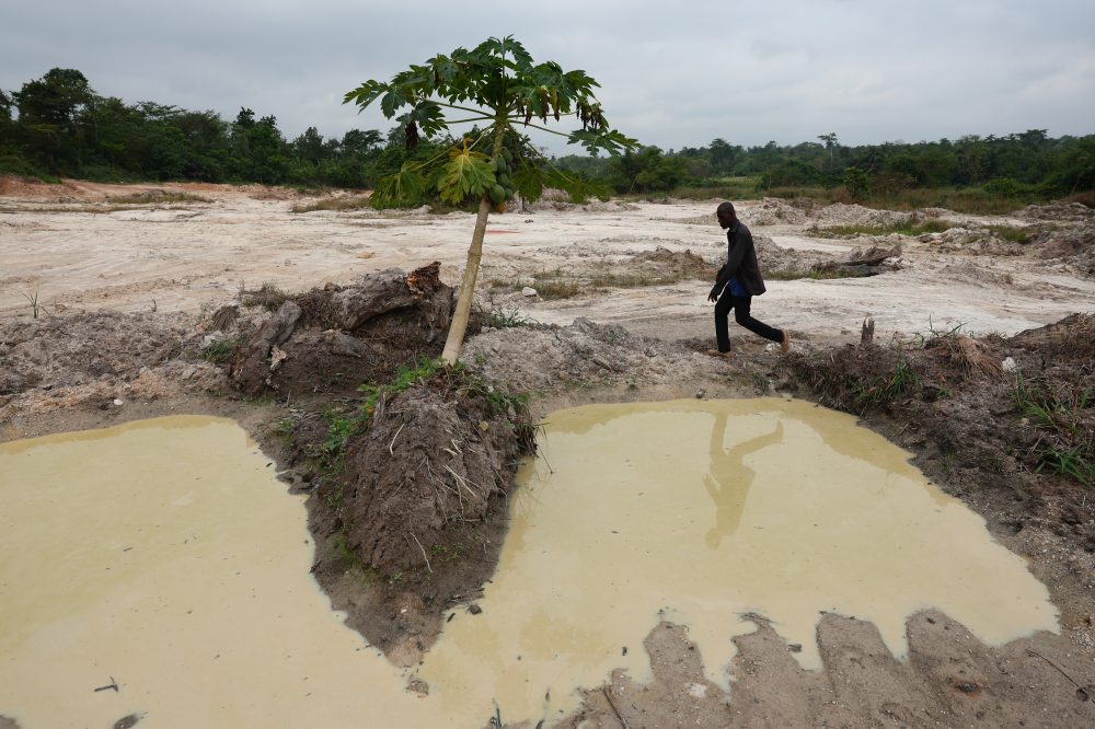 West African Cocoa Farmers Turn to Mining as Bean Prices Collapse