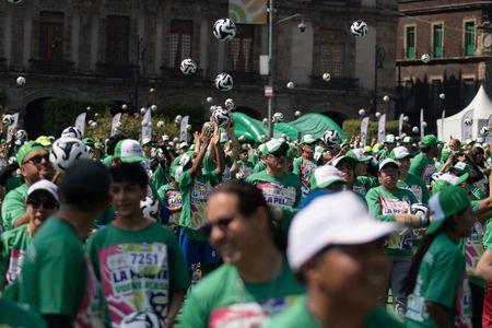 Mexico Sets New World Record with Massive 9,500-Person Soccer Class