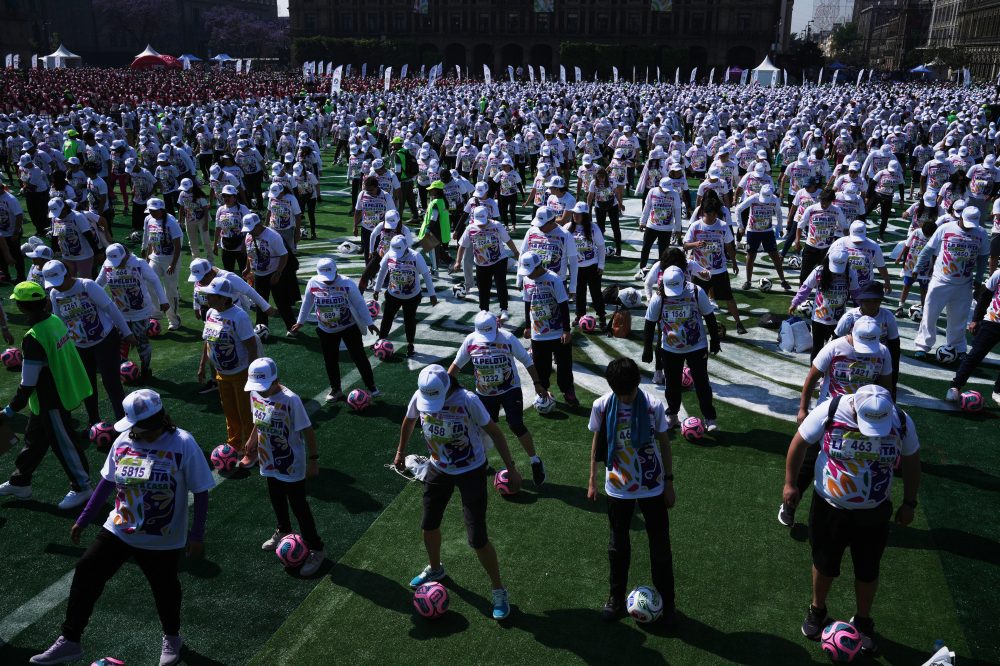 Mexico City Breaks Soccer Training Record with Nearly 10,000 Participants