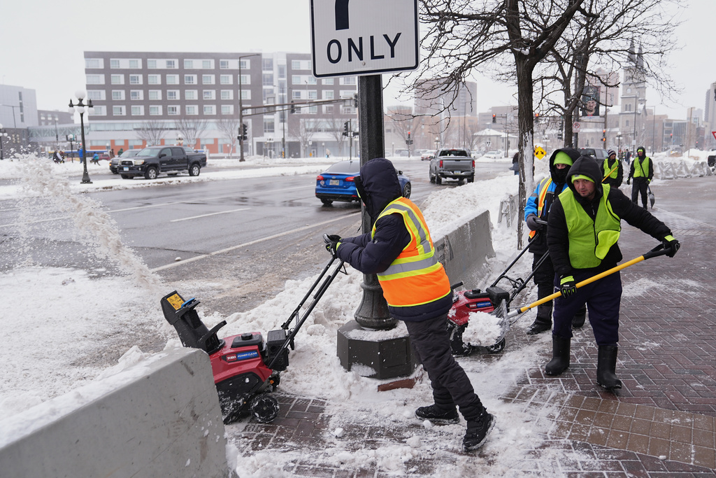 Massive Storm System Brings Snow, Tornadoes Across US; East Coast in Path