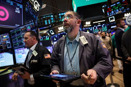 Oil Prices Soar Past $100 as Central Banks Face Policy Dilemma