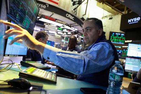 Wall Street Futures Flat Despite Iran Strike Postponement