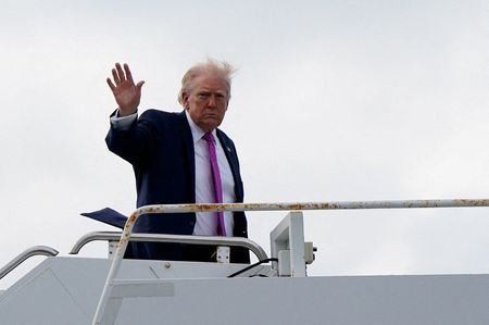 Trump Considers Ending Iran Military Action Despite Closed Strait, Report Says
