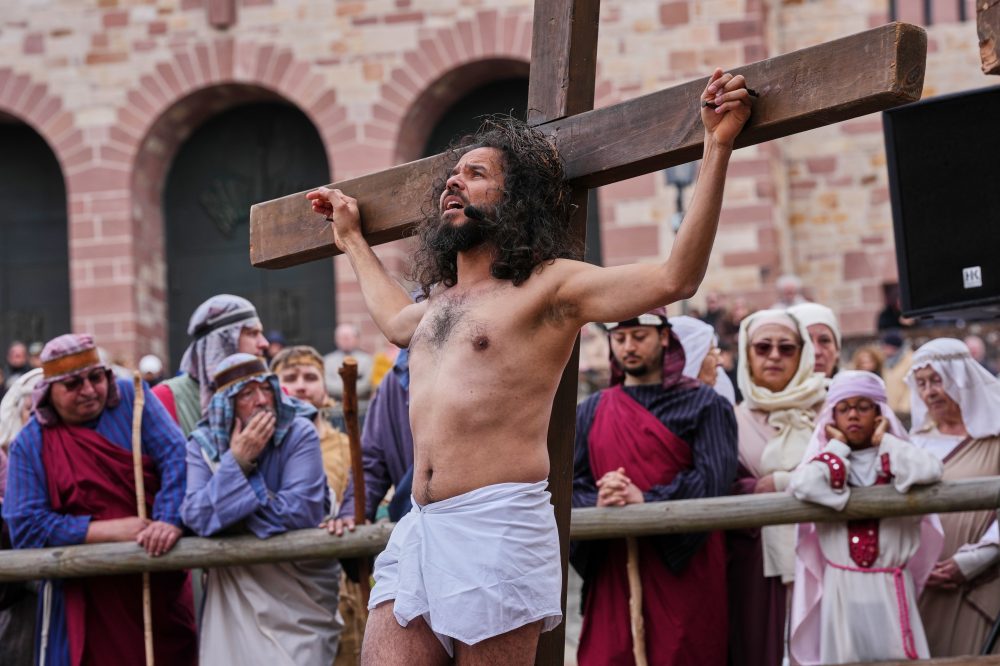 Christians Worldwide Mark Solemn Good Friday Observance