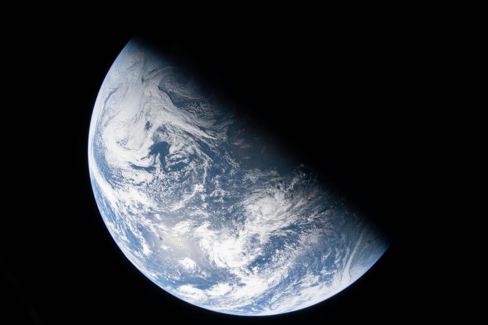 Artemis II Crew Passes Halfway Point to Moon, Set to Break Apollo 13 Distance Record