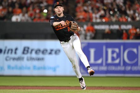 Henderson Powers Orioles Past Giants with Home Run Surge