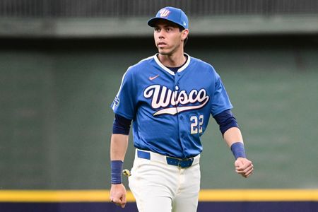 Milwaukee’s Yelich Exits Game With Hamstring Injury, Manager Fears Worst