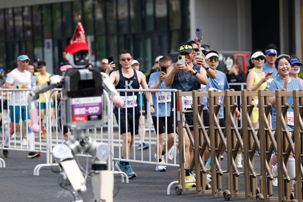 Chinese Robot Smashes Human Half-Marathon Record in Beijing Technology Showcase