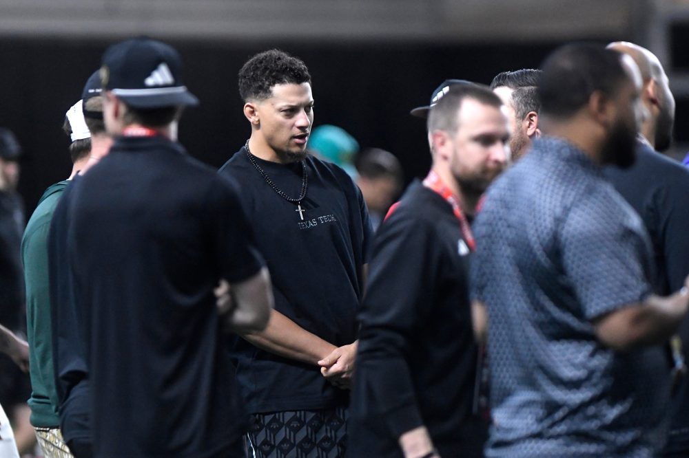 Chiefs QB Mahomes Begins Offseason Training While Recovering from Knee Surgery