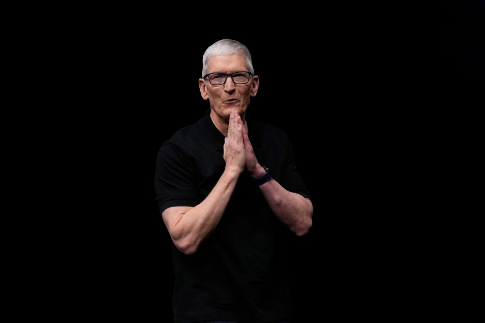 Apple’s Tim Cook Announces CEO Departure, Hardware Chief to Take Over