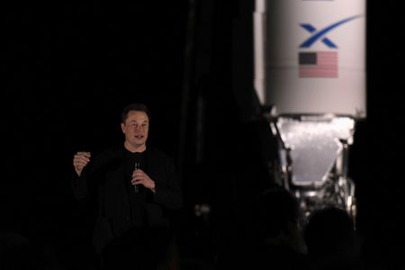 Elon Musk’s SpaceX Pay Tied to Mars Colony, Space Data Centers