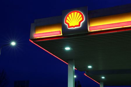 Global Oil Giants Target Canada After Middle East Turmoil Shifts Investment Focus