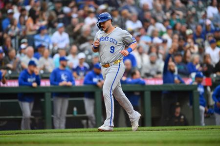 Kansas City Edges Seattle 7-6 in High-Scoring Baseball Battle