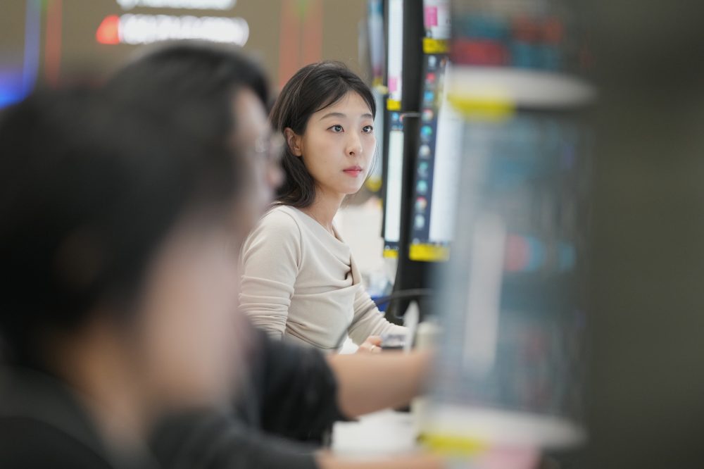 Wall Street Records Drive Mixed Asian Trading as Oil Prices Stabilize
