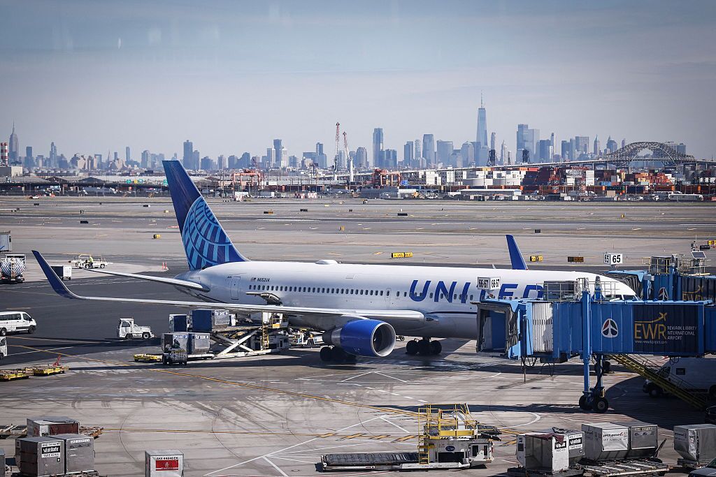 United Airlines Plane Hits Light Pole, Truck During Newark Airport Landing