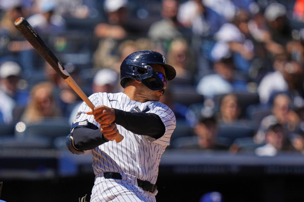 Yankees Beat Rangers 9-2 Despite Domínguez Injury in Wall Collision