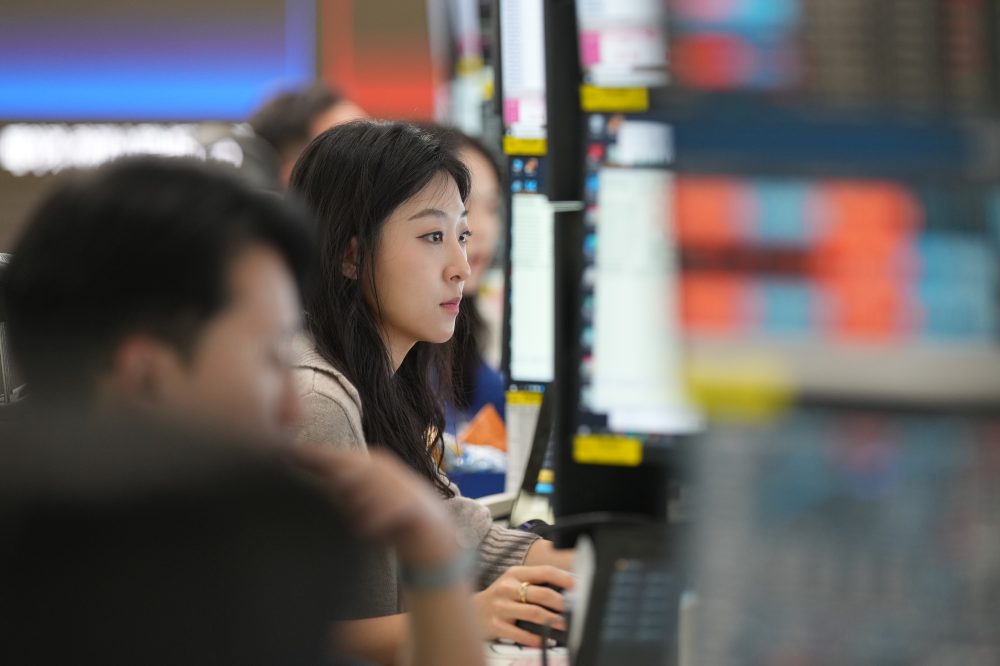 Markets Drop, Oil Surges as Iran Conflict Threatens Fragile Ceasefire