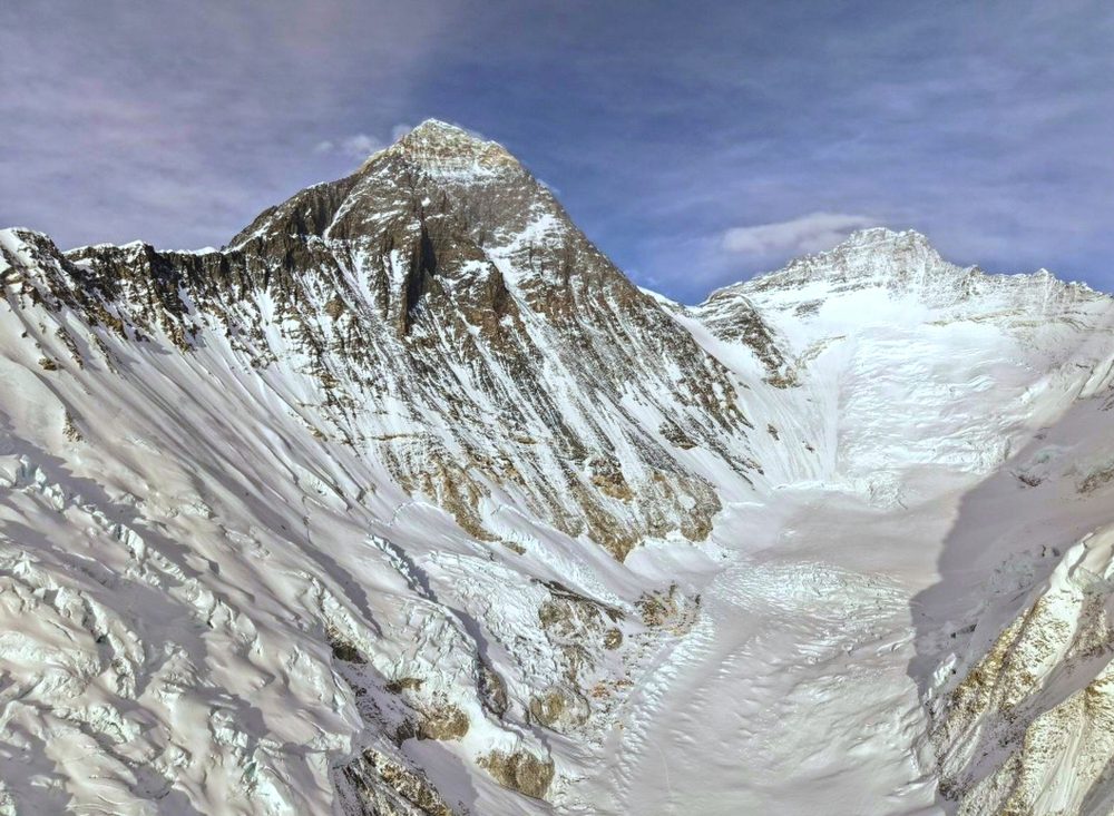 Nearly 500 Mountaineers Push Forward on Everest Despite Dangerous Ice Obstacle
