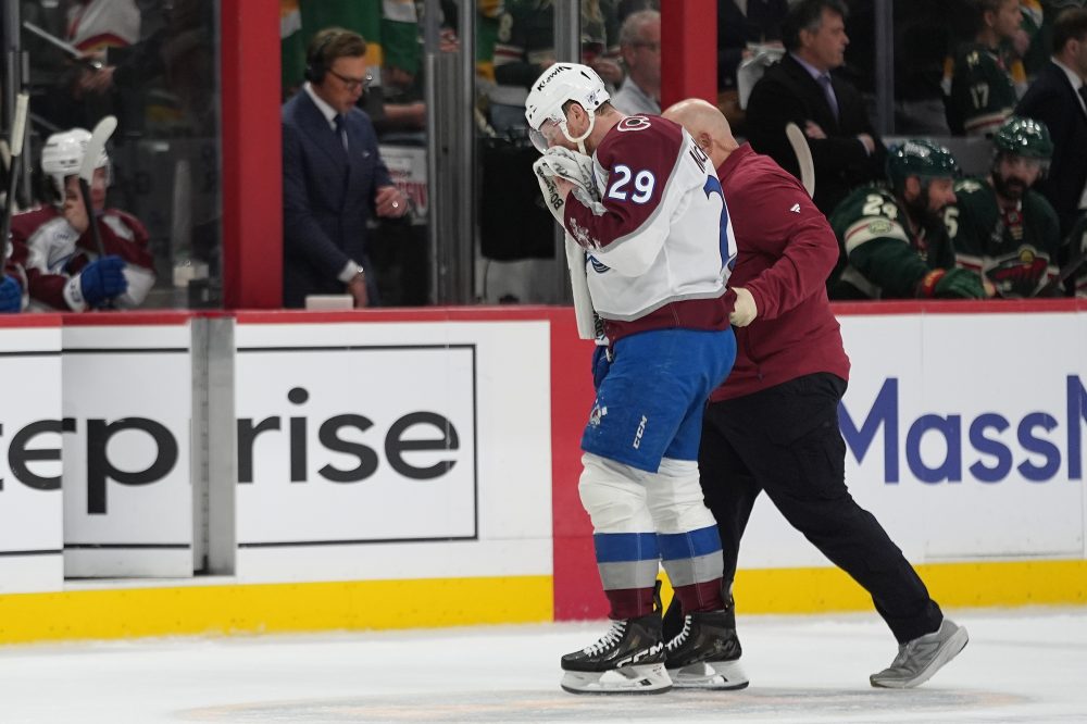 Avalanche Star MacKinnon Bloodied by Teammate’s Puck, Returns to Score