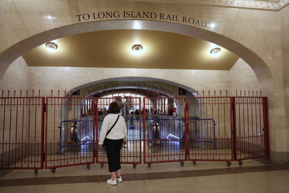 NY Governor Urges Rail Unions to End Strike Affecting 250,000 Daily Commuters