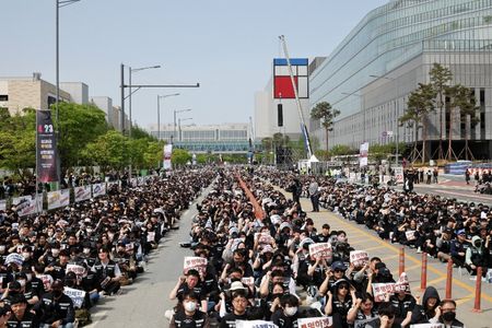 Samsung Workers, Management Resume Talks as South Korea Threatens Strike Intervention