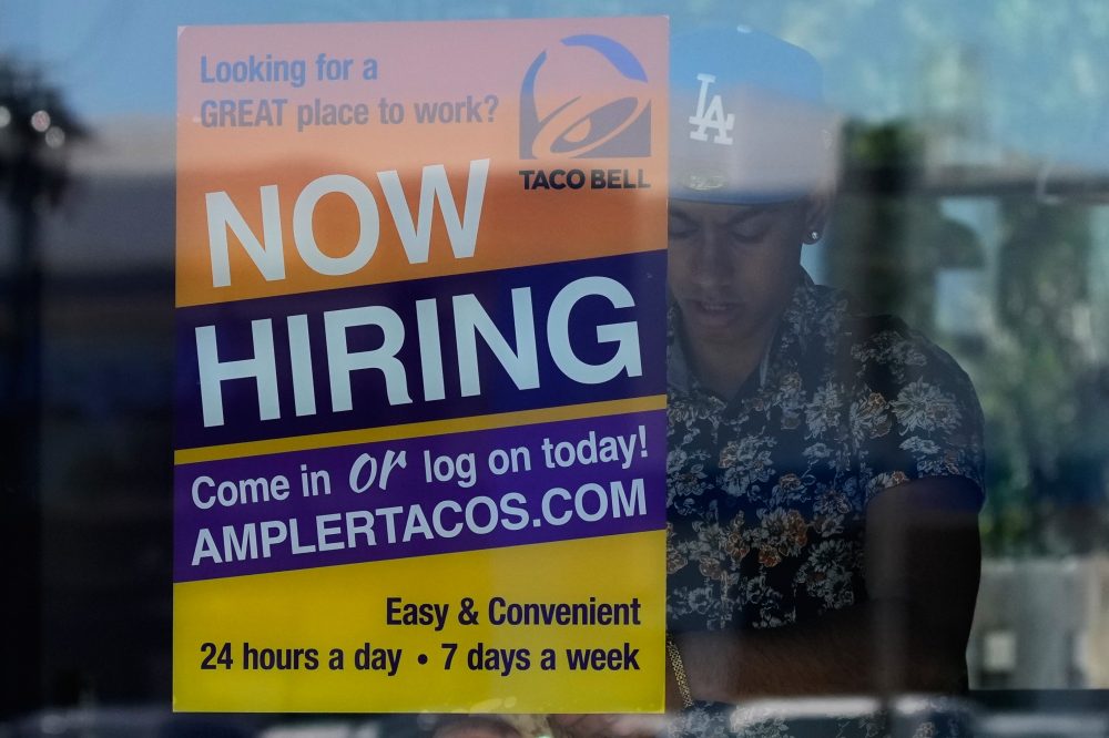 Unemployment Claims Drop to 209,000 as Layoffs Stay Low Despite Economic Pressures