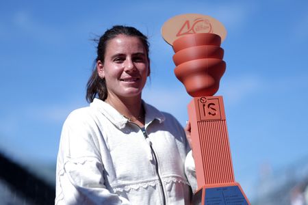 Navarro Claims First Clay Court Title at French Tournament