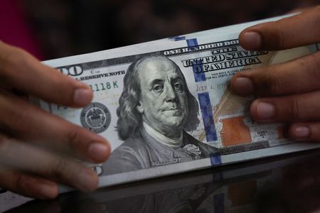 US Dollar Weakens as Hormuz Strait Deal Hopes Drive Oil Prices Down