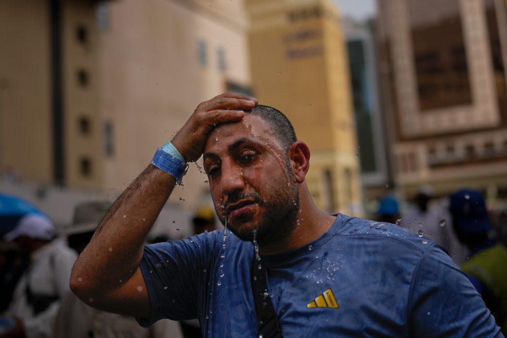 Sacred Hajj Pilgrimage Begins Amid Scorching Heat and Regional War Tensions
