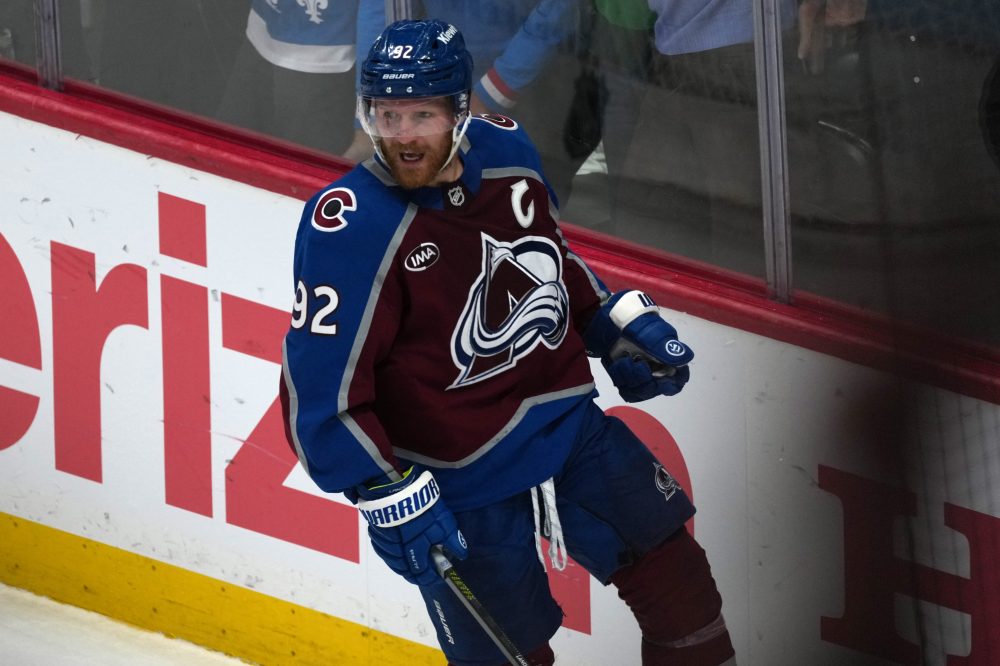 Hockey Star Uses High-Tech Sensors to Monitor Knee Recovery After 3-Year Injury