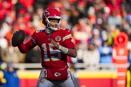 Chiefs QB Mahomes Returns to Practice Field With Knee Brace After Surgery