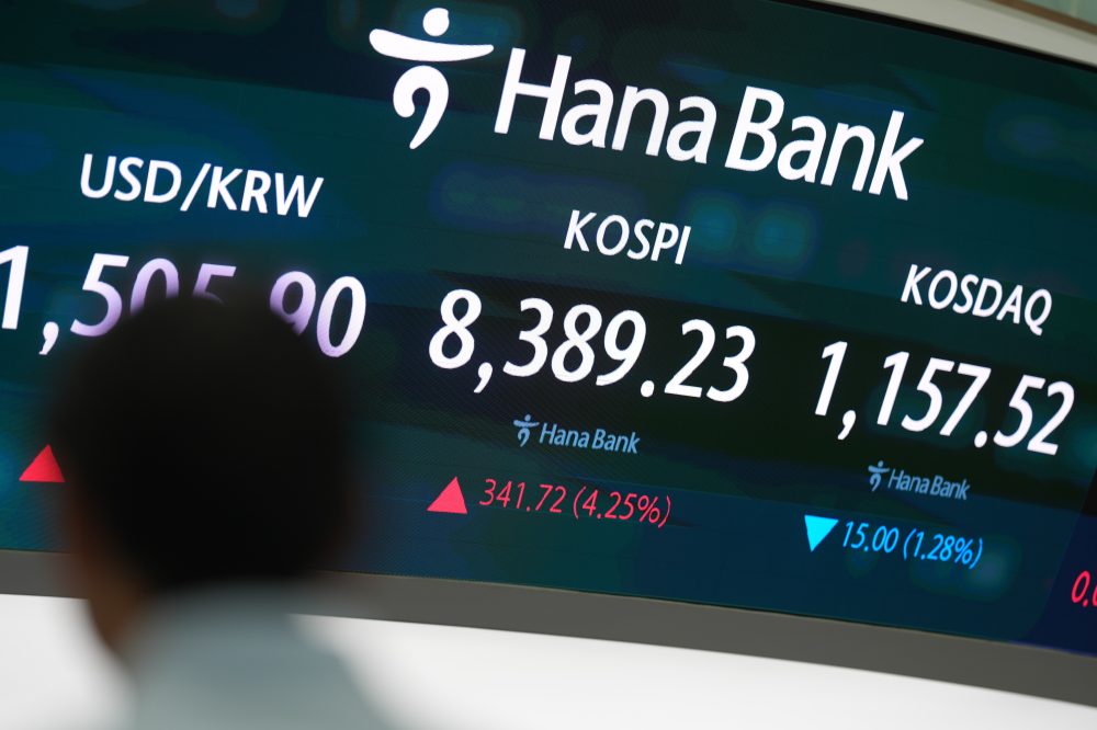 Tech Stocks Drive Asian Markets Higher as Oil Prices Drop