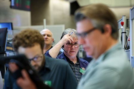 Wall Street Experts Predict Modest S&P 500 Gains Despite Middle East Tensions
