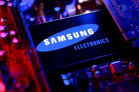 Samsung Begins Distributing Advanced AI Memory Chips, Stock Price Surges